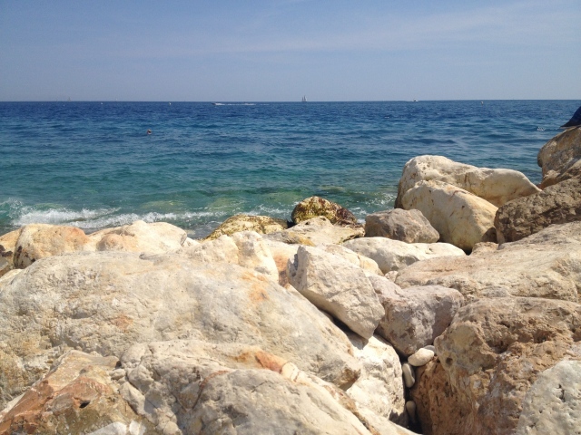 Каменистый берег в городе Ницца, Франция