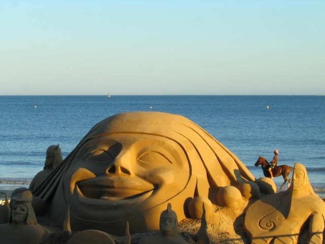 Песчаная скульптура на курорте Ла Боль, Франция