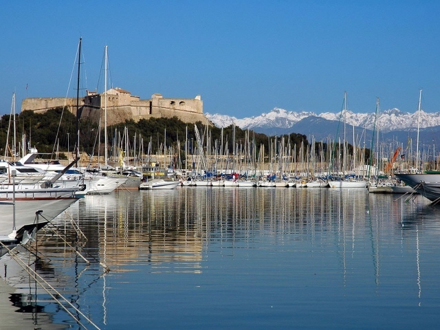 Корабли у набережной на курорте Антибы, Франция