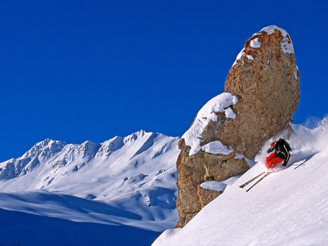 Лыжник на горнолыжном курорте Валь д'Изер, Франция