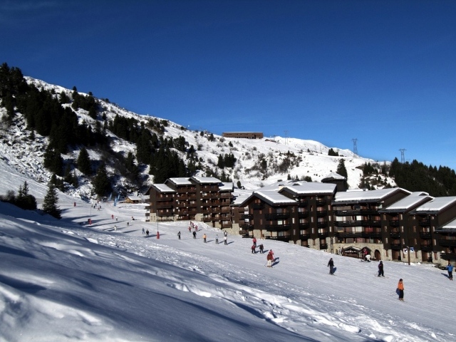 Лыжники на горнолыжном курорте Мерибель, Франция