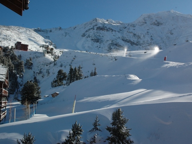 Заснеженные склоны на горнолыжном курорте Лез Арк, Франция