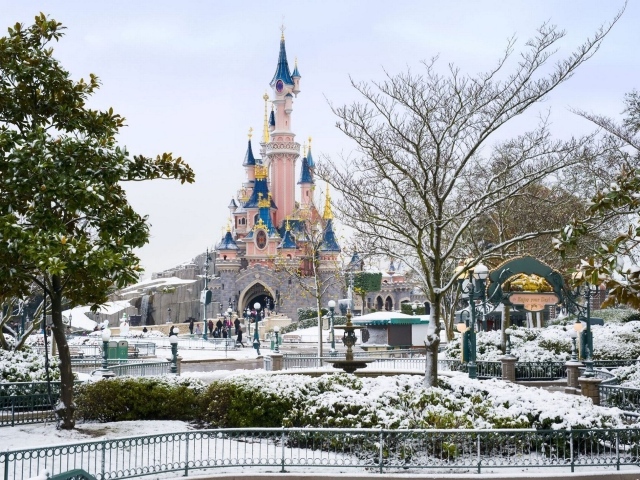 Снег в Диснейленде, Франция