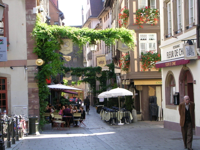 Уличное кафе в городе Страсбург, Франция