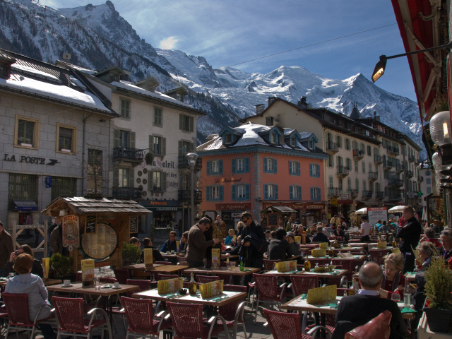 Уличное кафе на горнолыжном курорте Межев, Франция