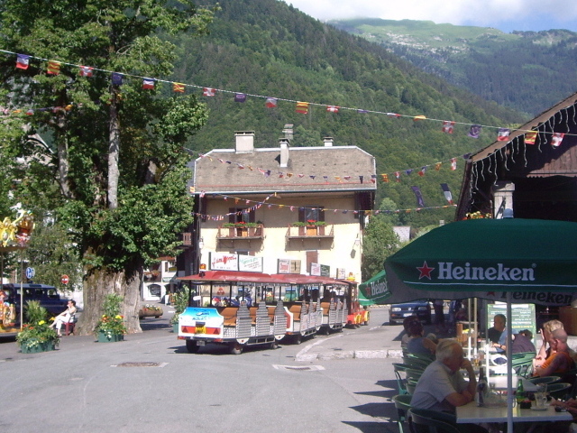 Уличное кафе на горнолыжном курорте Самоен, Франция