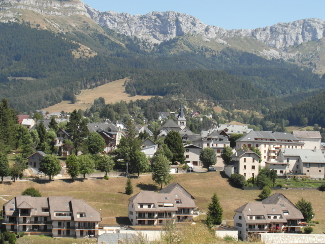 Летний пейзаж на курорте Виллар-де-Ланс, Франция