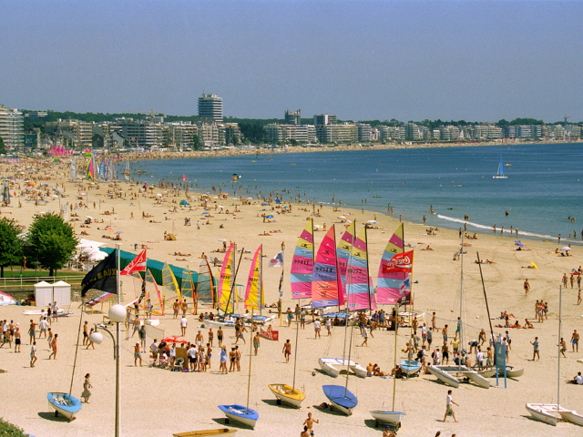 Летний отдых на пляже на курорте Ла Боль, Франция