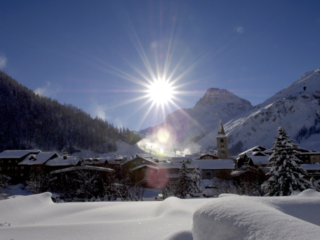 Солнце на горнолыжном курорте Валь д'Изер, Франция