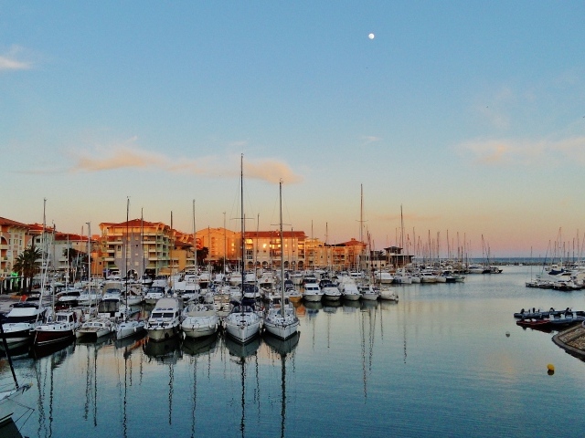 Закат на курорте Порт Де Фрежюс, Франция