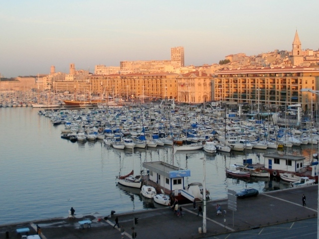 Закат в порту в городе Марсель, Франция