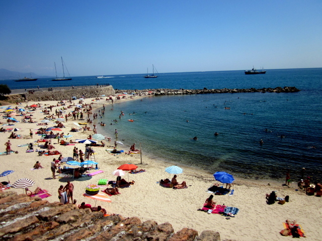 Пляж на курорте Антибы, Франция