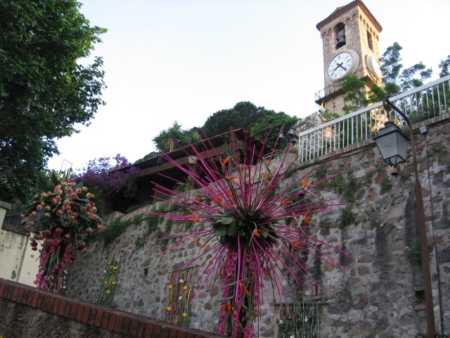 Башня с часами на курорте Мирамар Круести, Франция