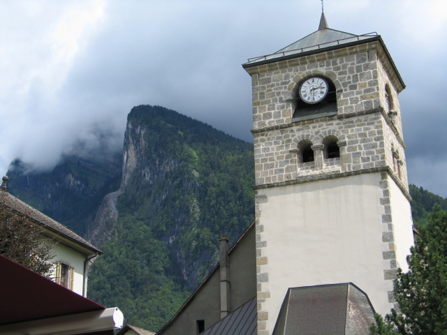 Башня с часами на горнолыжном курорте Самоен, Франция