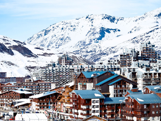 Городские здания на горнолыжном курорте Тинь, Франция