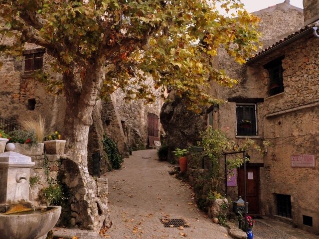 Старинная улочка на Лазурном берегу, Франция