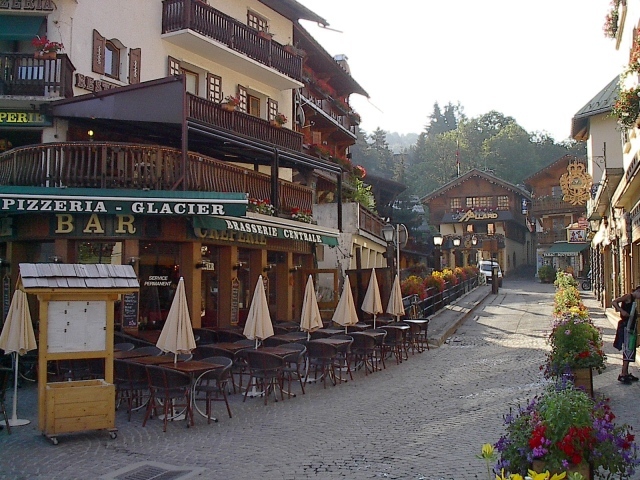 Прогулка по улице на горнолыжном курорте Межев, Франция