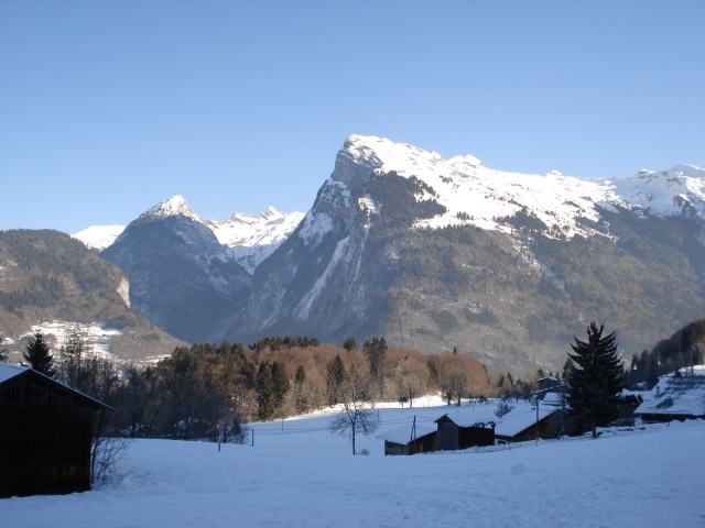 Зимний пейзаж на горнолыжном курорте Самоен, Франция