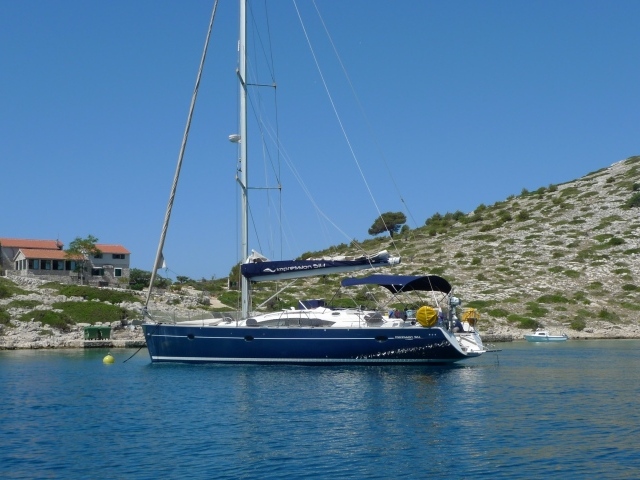 Яхта у берега на курорте Порт Де Фрежюс, Франция