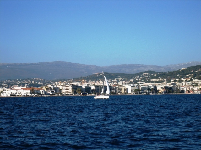 Яхта на фоне города на курорте Порт Де Фрежюс, Франция