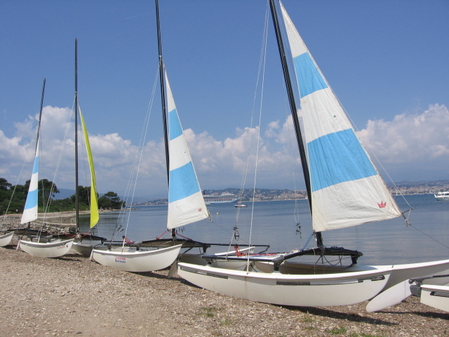 Яхты на берегу на курорте Мирамар Круести, Франция