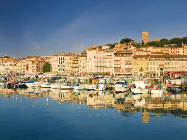 Яхты у берега в Каннах, Франция