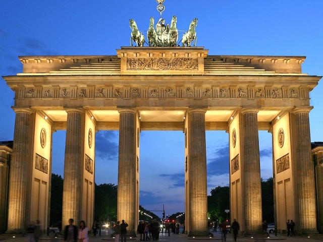 Брандербургские ворота в Берлине