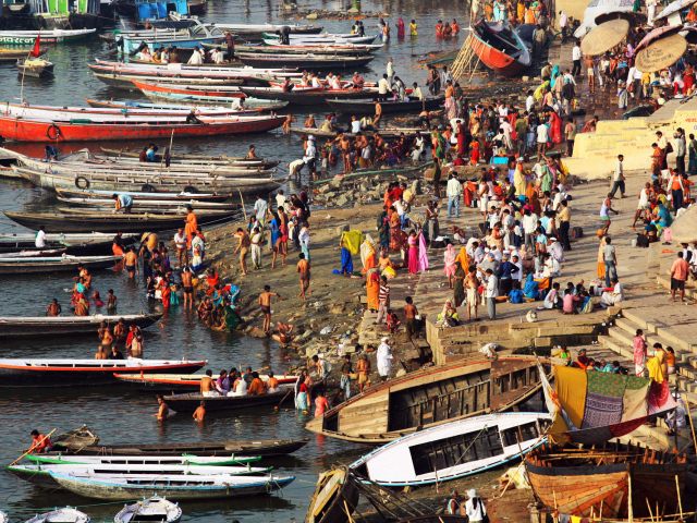 Множество лодок и берегов Варанаси