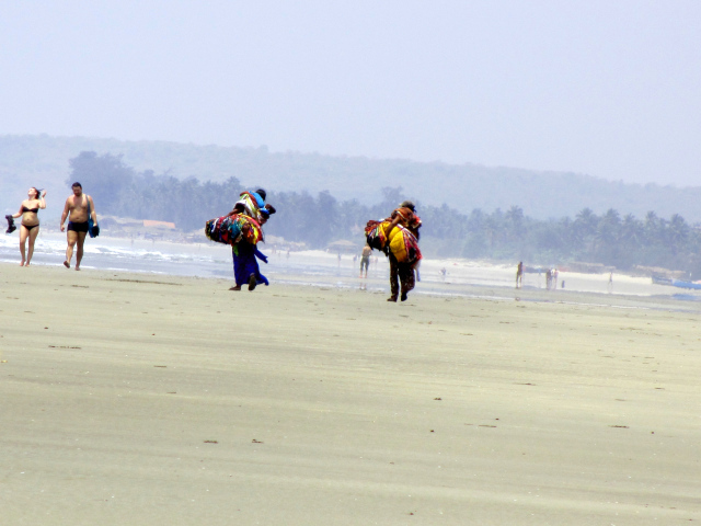 Люди на пляже в Ашвеме