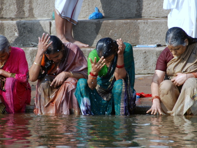Жительницы Варанаси возле реки
