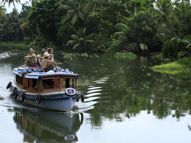 Туристы на лодке в Алапуже