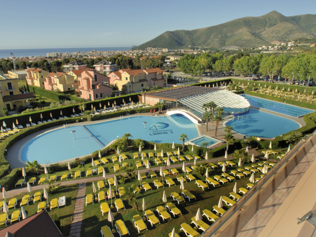 Отель на побережье в Лоано, Италия