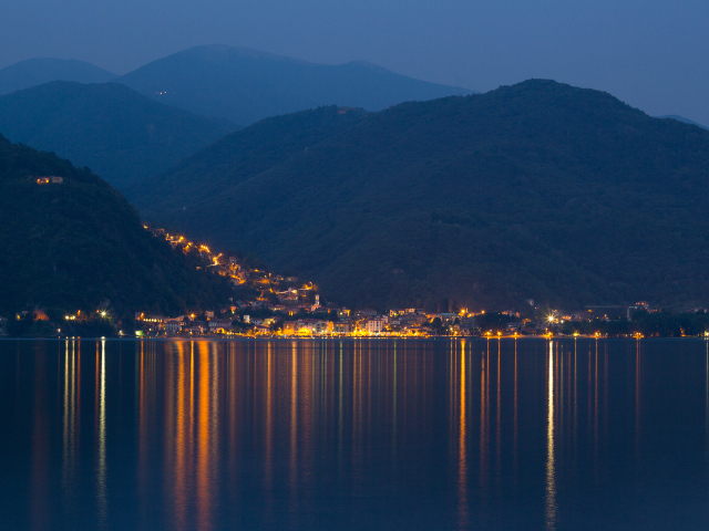 Маленький городок на берегу озера Маджоре в Италии
