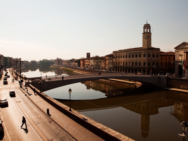 Полуденное солнце над каналом в Пизе, Италия