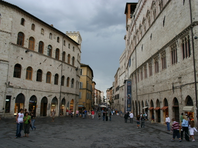 Древняя улица в Перудже, Италия
