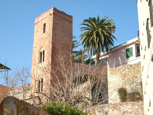 Старинная башня на курорте Ноли, Италия