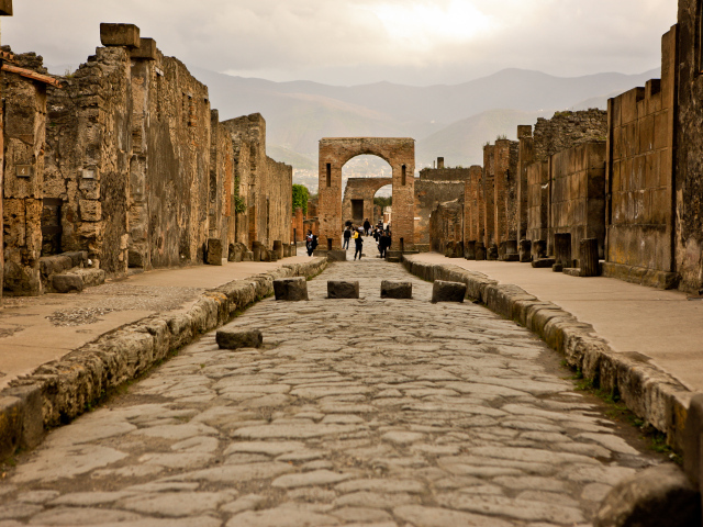 Арка на улице в Помпеях, Италия