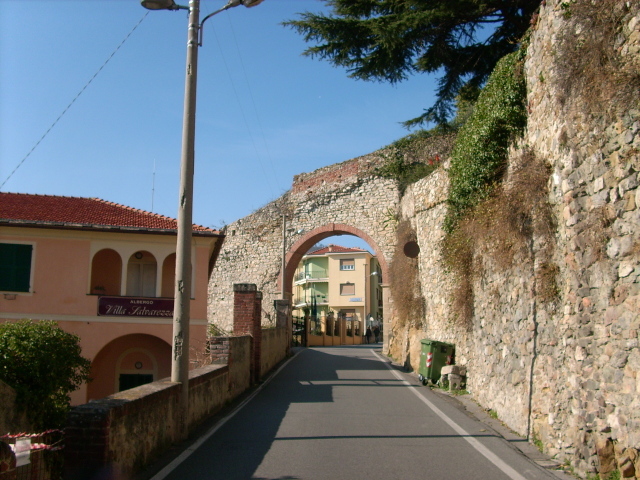 Арка на курорте Ноли, Италия