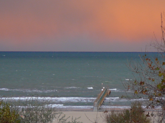 Осенний пляж на курорте в Римини, Италия