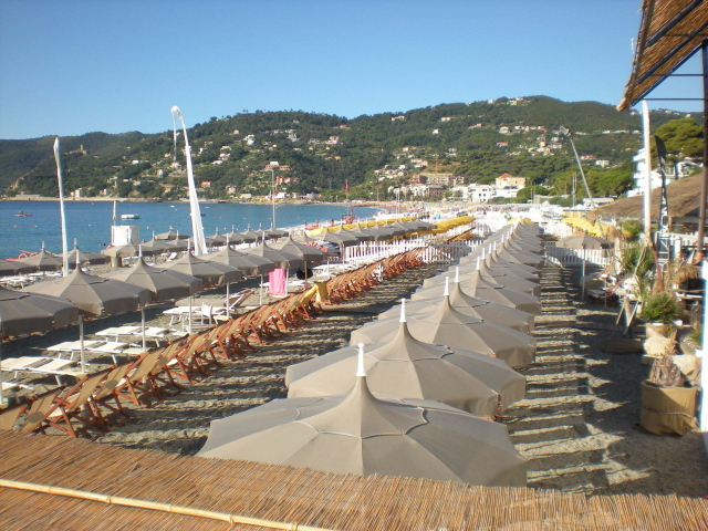 Осенний отдых на пляже на курорте Споторно, Италия