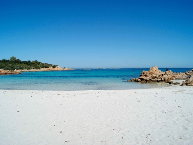 Пляж на курорте Коста Смеральда, Италия