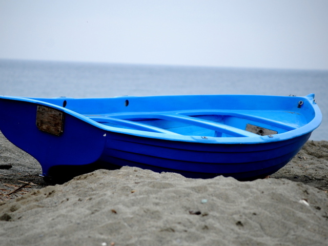 Голубая лодка на пляже на курорте Челле Лигуре, Италия