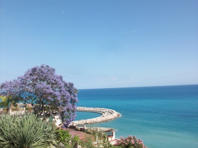 Голубое море у побережья на курорте Бордигера, Италия