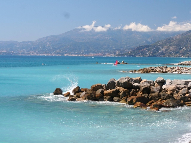 Голубые воды в заливе на курорте Бордигера, Италия