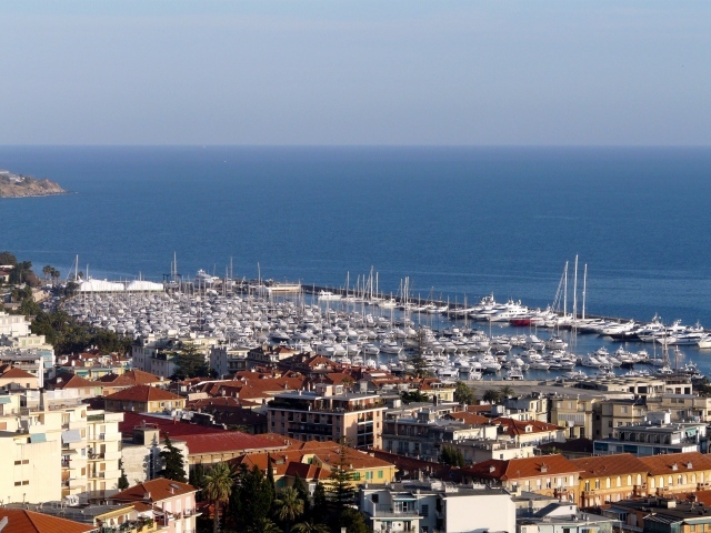 Лодки у побережья в Сан Ремо, Италия