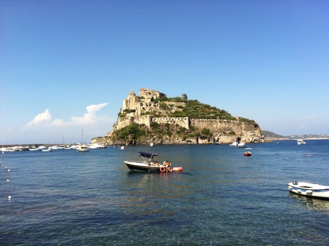 Лодка на фоне острова Искья, Италия