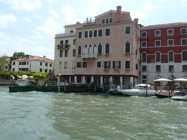 Лодки у пристани на острове Мурано, Италия