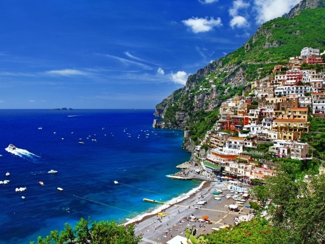 Лодки в заливе на курорте Позитано, Италия