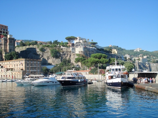 Лодки в порту в Неаполе, Италия