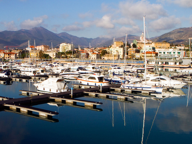 Лодки у причала в Лоано, Италия